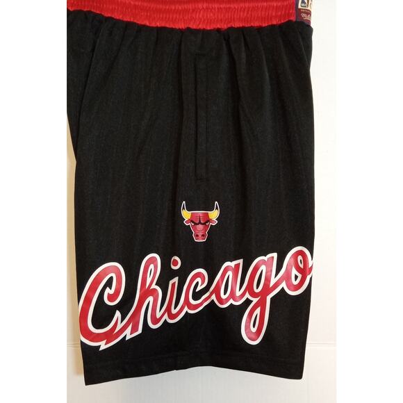 Chicago Bulls '75, '76,'84,'85 Mitchell & Ness Heritage Shorts Small - Picture 2 of 7